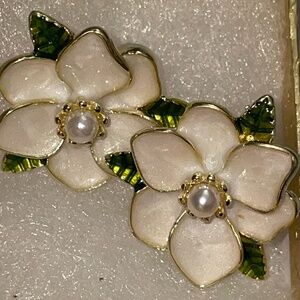 Magnolia pearl earrings